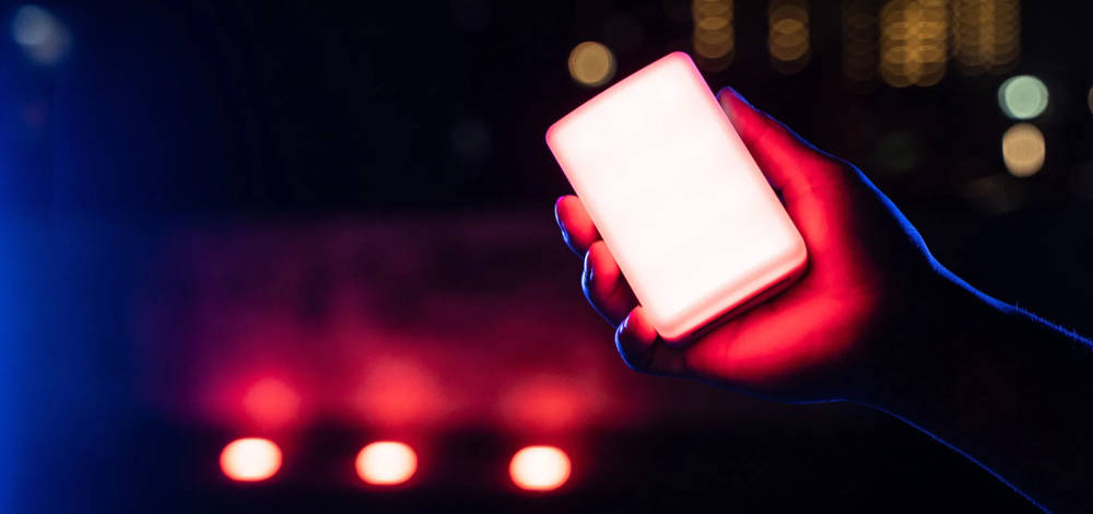Die Aputure AL-MC ist eine RGBWW Leuchte im Taschenformat. Sie bietet bis 100 Lux Lichtleistung, Lichteffekte und kann bis zu 36000 Farben darstellen. Über die Sidus Link APP kann die Leuchte gesteuert werden Aputure MC RBGWW LED-Leuchte